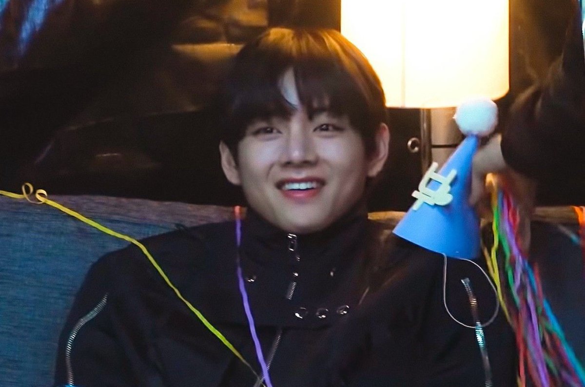 kiss_seven7's tweet photo. — Hilo con todas las recientes publicaciones de los miembros de #BTS felicitando a #V por su cumpleaños a través de las redes sociales. (+) https://t.co/rAauBxA1tO