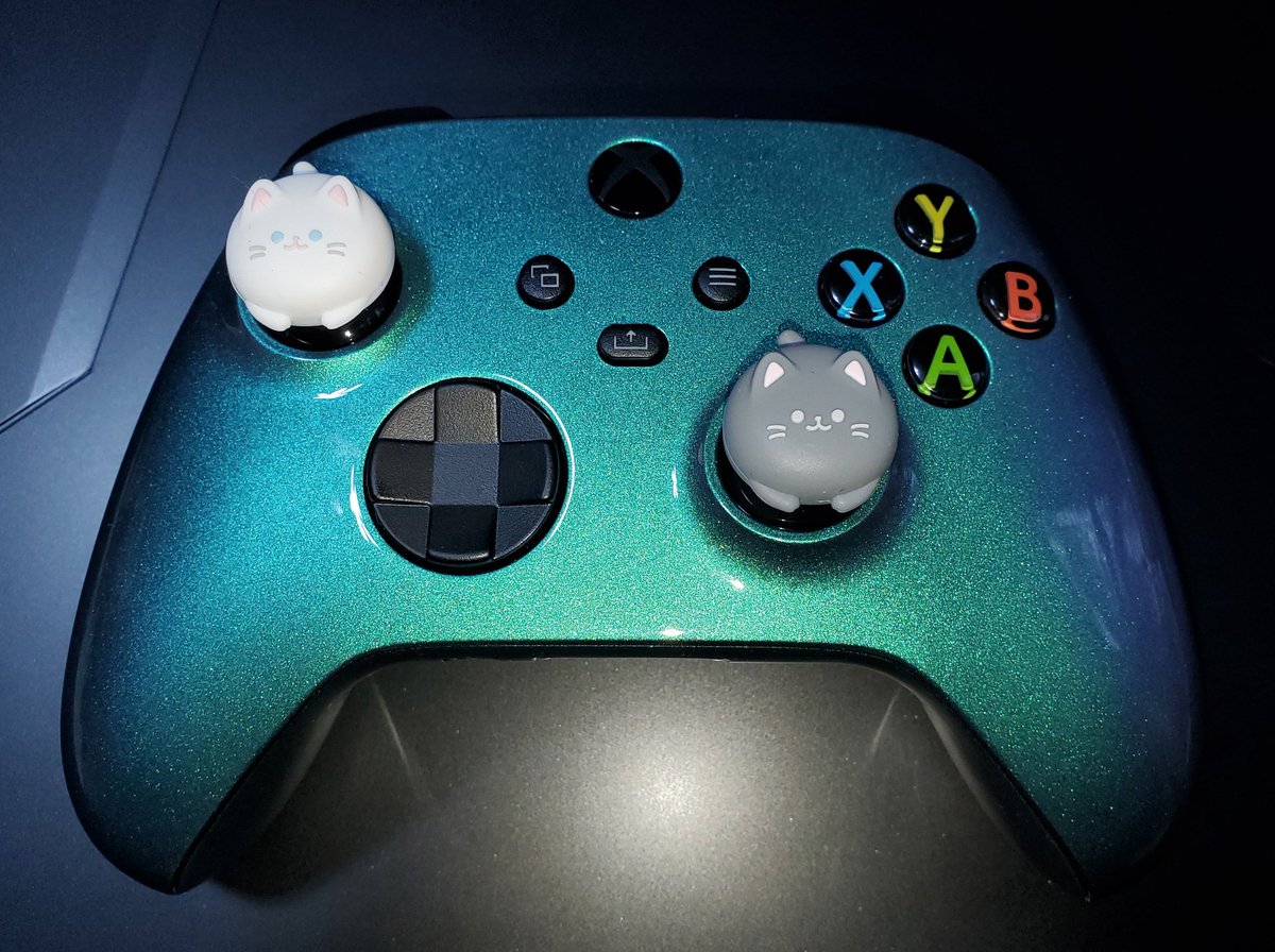 WyleeKat's tweet photo. Customized my new Xbox controller to chameleon teal green that shifts to purple with 😸. #kitties #Xbox #pcgaming #mods https://t.co/L5pt6zcBsE