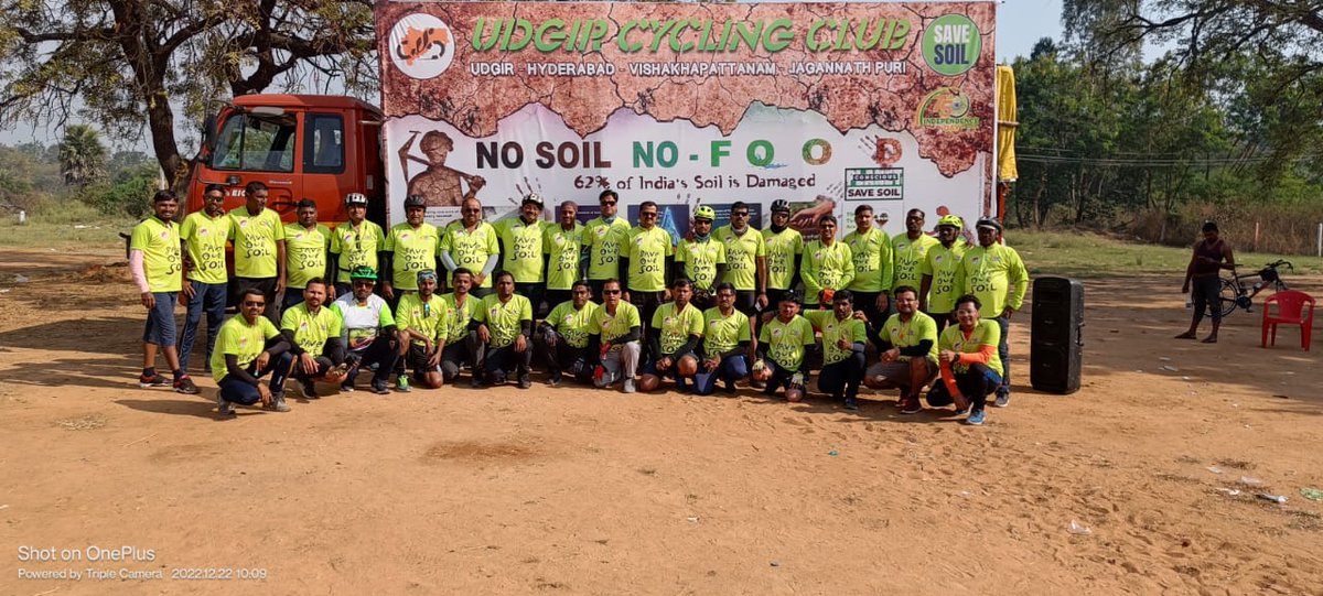 sant0sh's tweet photo. Udgir Cycling Club is proud to associate with the #SaveSoil movement with beloved @SadhguruJV 🙏
We, a group of 34 are doing a 1400 km cycling sojourn from hometown Udgir to Jagannath Puri, Odisha. Here are some glimpses from the first leg i.e. Udgir to #Hyderabad 🚴‍♂️🌱@cpsavesoil https://t.co/j7SSHU5EfX