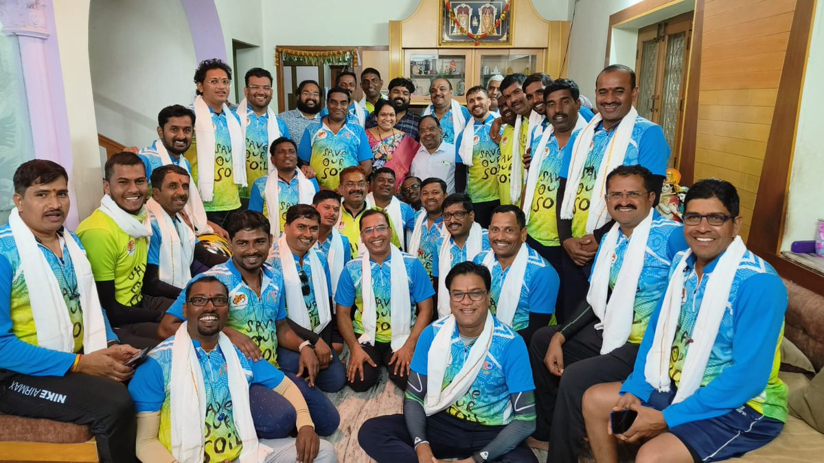 sant0sh's tweet photo. Udgir Cycling Club is proud to associate with the #SaveSoil movement with beloved @SadhguruJV 🙏
We, a group of 34 are doing a 1400 km cycling sojourn from hometown Udgir to Jagannath Puri, Odisha. Here are some glimpses from the first leg i.e. Udgir to #Hyderabad 🚴‍♂️🌱@cpsavesoil https://t.co/j7SSHU5EfX
