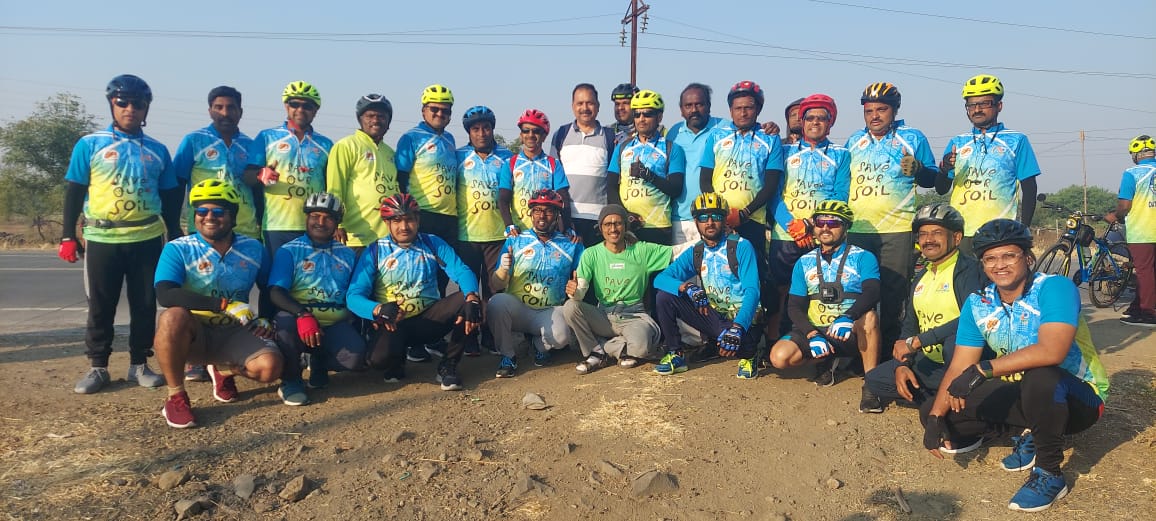 sant0sh's tweet photo. Udgir Cycling Club is proud to associate with the #SaveSoil movement with beloved @SadhguruJV 🙏
We, a group of 34 are doing a 1400 km cycling sojourn from hometown Udgir to Jagannath Puri, Odisha. Here are some glimpses from the first leg i.e. Udgir to #Hyderabad 🚴‍♂️🌱@cpsavesoil https://t.co/j7SSHU5EfX