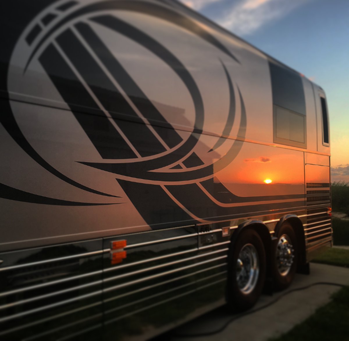 SenatorsCoach's tweet photo. The sun is setting on another great year. What was your favorite 2022 memory from the road? #tourbus #concert https://t.co/By5mcXzF9o