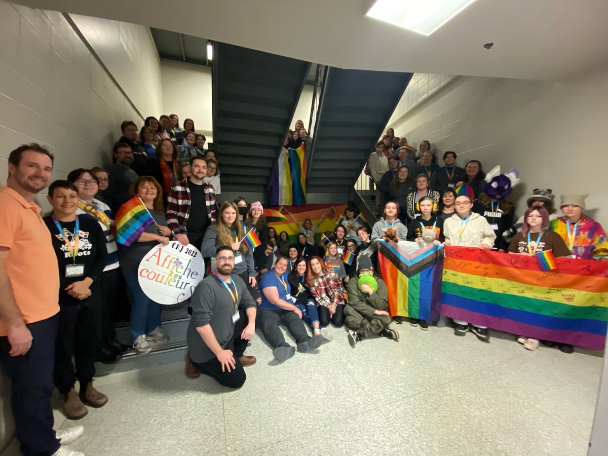 Des jeunes francophones réunis à Edmundston lors du sommet provincial Affiche tes couleurs bit.ly/3WAuh9M