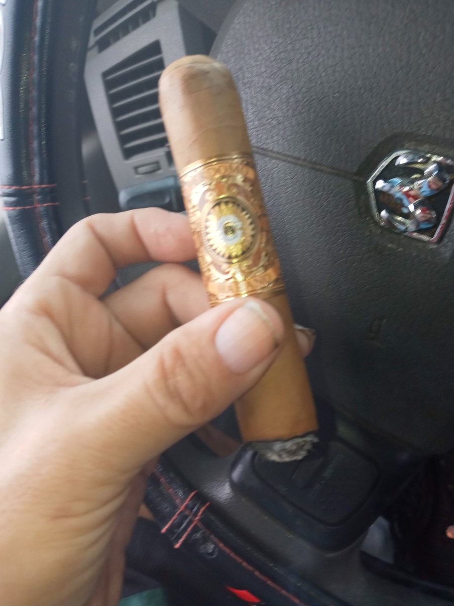 Happy Friday me Compadres enjoying a nice Perdomo shit I don't even know what it is Habano on this beautiful Friday afternoon here in San Antonio where it's 75°