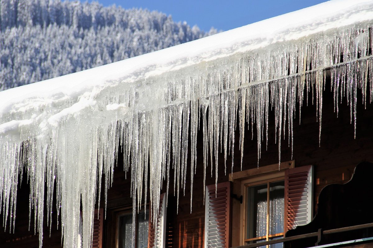 CopelandRoofing's tweet photo. When K-Guard gutters are installed on your home, your first winter might bring an icy surprise! Because of the design of the K-Guard gutters, it is very common for icicles to form. But, they are sturdy and the icicles won't pull them away from your home. No reason to worry! https://t.co/0SNS6Awpvf