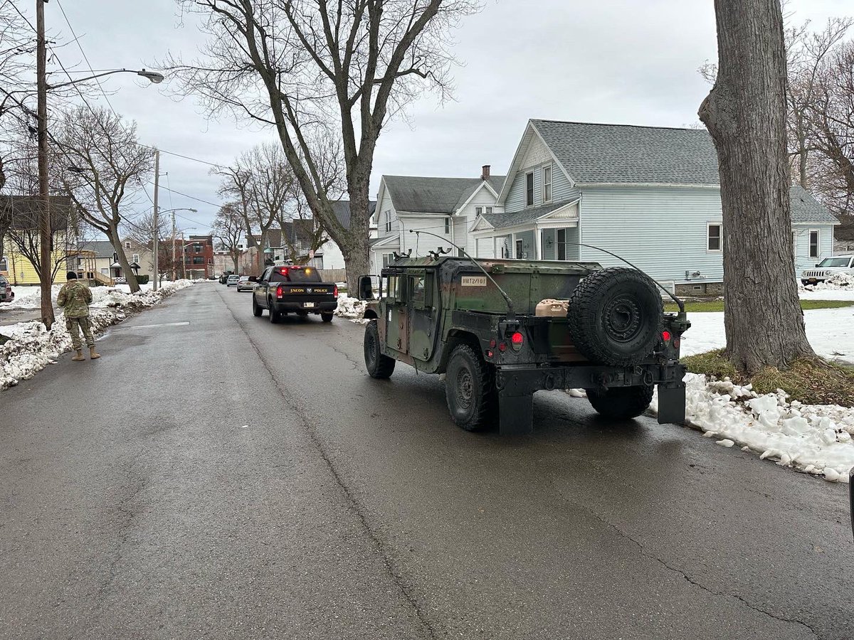 tanker164's tweet photo. The 2-101 CAV helping out after the Buffalo Snowstorm. #totheutmost https://t.co/OqW1ezXKlU