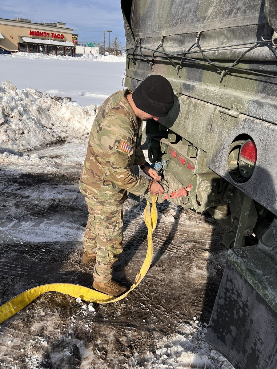tanker164's tweet photo. The 2-101 CAV helping out after the Buffalo Snowstorm. #totheutmost https://t.co/OqW1ezXKlU