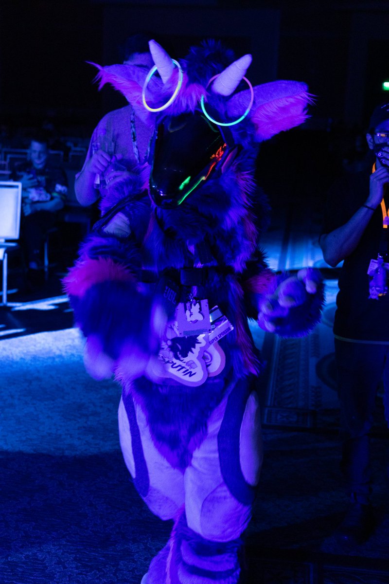 fl33tfoot's tweet photo. some secret footage obtained of raz in party mode??
#FursuitFriday #furry #protgen #fursuit #megaplex2022 https://t.co/zPB6gmZbVD