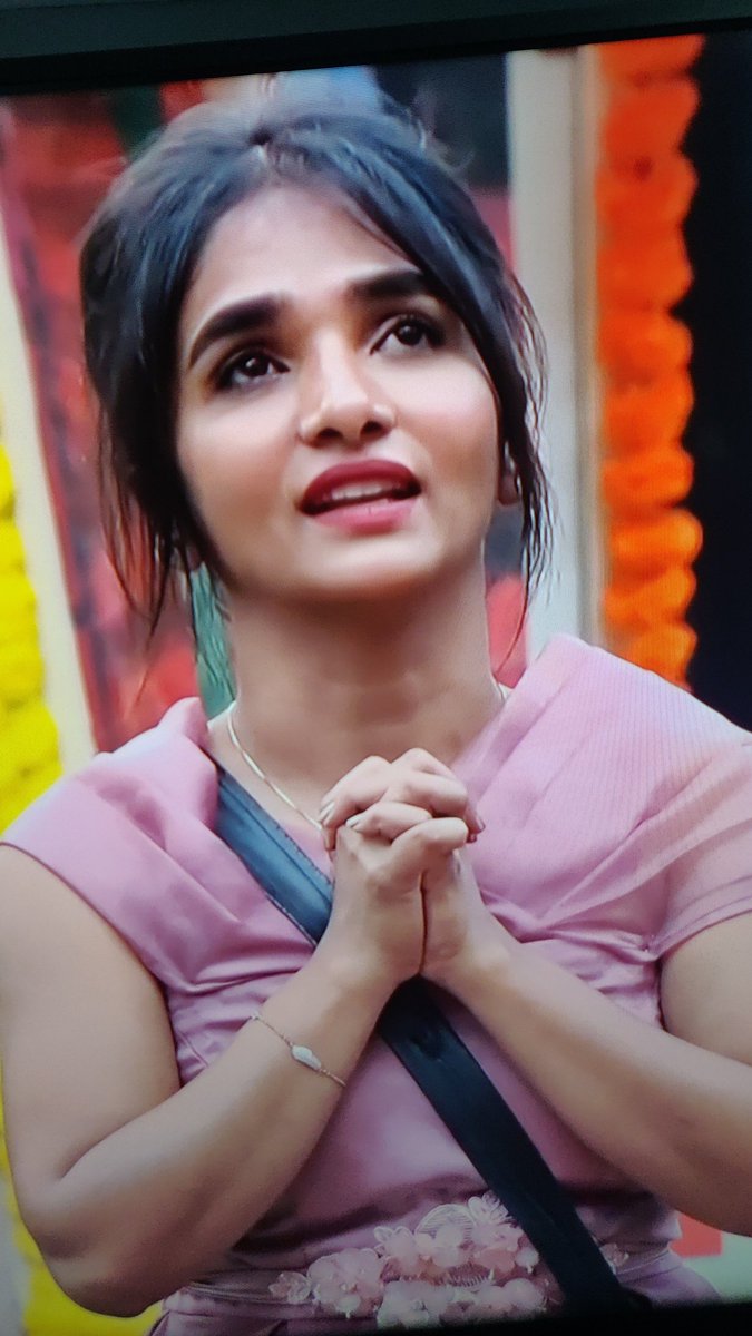 dark_ego333's tweet photo. 5ನೇ ವಾರಕ್ಕೆ ಆಚೆ ಹೋಗ್ ಬೇಕಾಗಿದ್ದ್
ನನ್ನ ಅವ್ರ್-ನ ಆಚೆ ಹಾಕಿ, ಇವ್ರ್-ನ ಆಚೆ ಹಾಕಿ
ಹೆಂಗೋ MANAGE ಮಾಡಿ TOP5 ವರೆಗೂ ಕರ್ಸಿದ್ಕೆ ,THANK YOU BIGGBOSS
ವಿಜಯೀಭವ ವಿಜಯೀಭವ 😭😭
- #DivyaUruduga
#BBK9
#BBK9GrandFinale
#DuForWin #BiggBossKannada
#BiggBossKannada9 https://t.co/Fk50cWel72