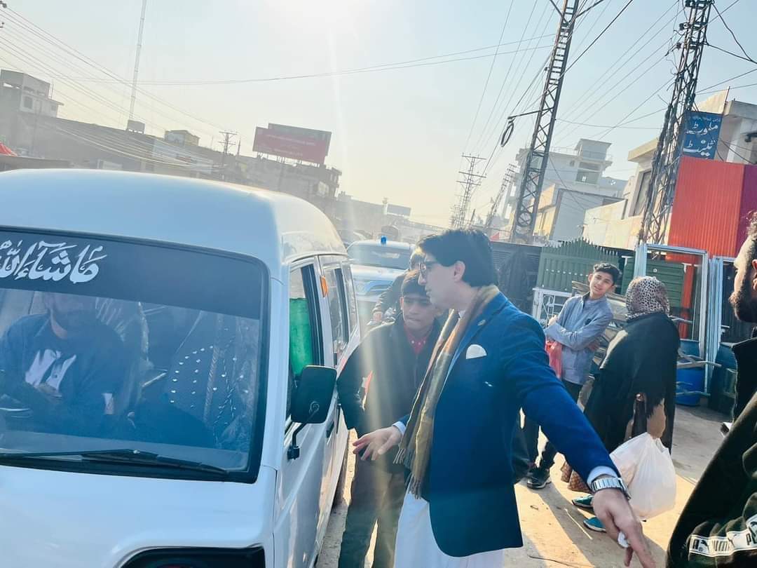 YasirRiaz3's tweet photo. اسسٹنٹ کمشنر سیکرٹریٹ نے ایس پی، اسلام آباد ٹریفک پولیس اور این ایل سی کے افسران کے ہمراہ مین مری روڈ، بہارہ کہو پر برف باری کے موسم، ویک اینڈ اور نئے سال کی شام کے دوران سیاحوں کی بہت زیادہ آمد کے باعث مختلف ٹریفک جام/چک پوائنٹس کا دورہ کیا،
@aneelsaeed
#Goodteamwork https://t.co/c5mWIOOb9O