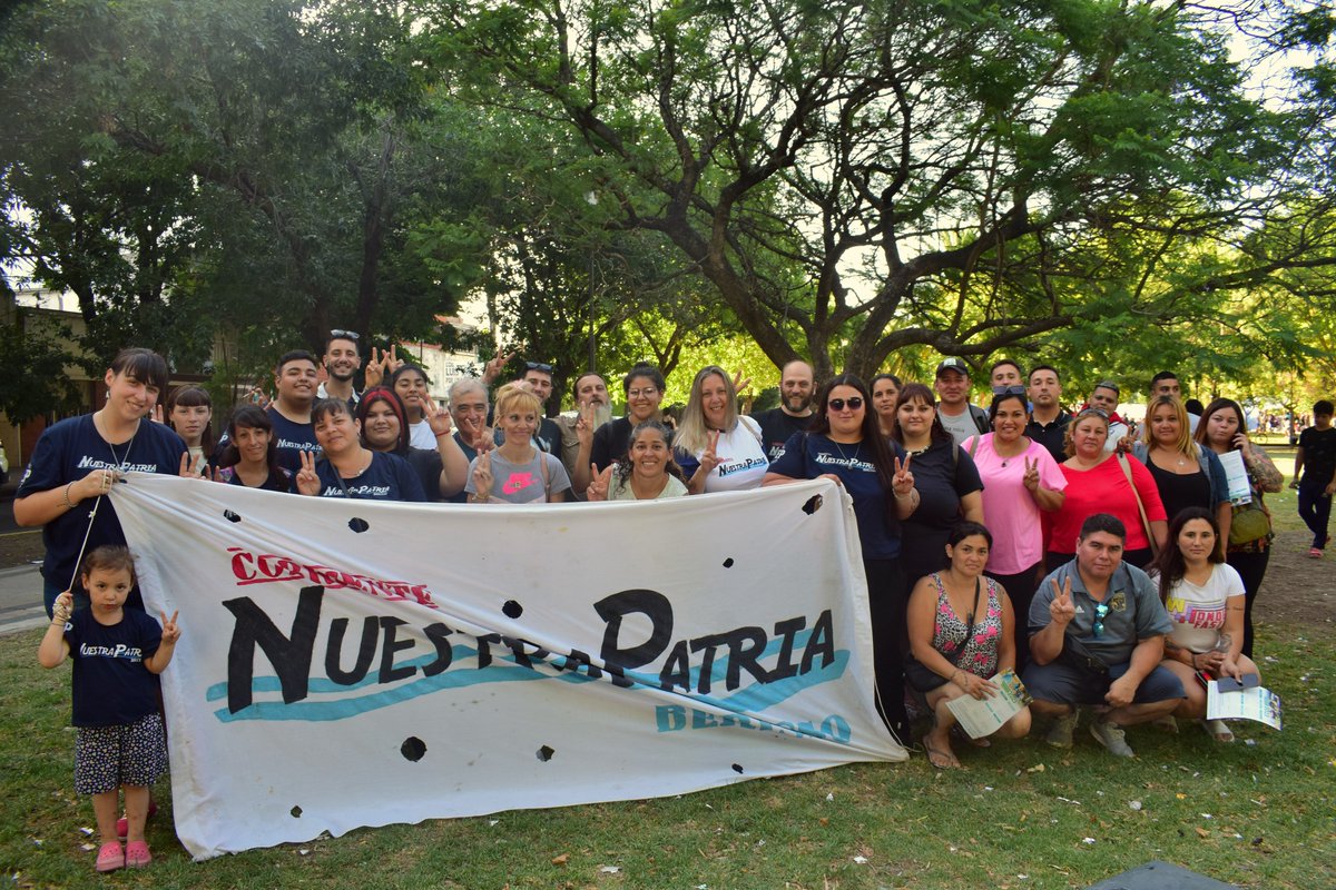 CintiaMansilla_'s tweet photo. 🧉✌🏽Ayer por la tarde nos encontramos en Plaza Malvinas para compartir una mateada junto a lxs vecinxs y el gobernador @Kicillofok
#Vecinxs #LaPlata #AxelKicillof #Militancia #Patria #Organizacion https://t.co/4frbwHSuNw