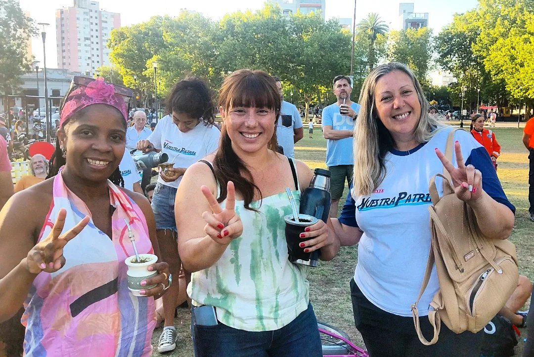 CintiaMansilla_'s tweet photo. 🧉✌🏽Ayer por la tarde nos encontramos en Plaza Malvinas para compartir una mateada junto a lxs vecinxs y el gobernador @Kicillofok
#Vecinxs #LaPlata #AxelKicillof #Militancia #Patria #Organizacion https://t.co/4frbwHSuNw
