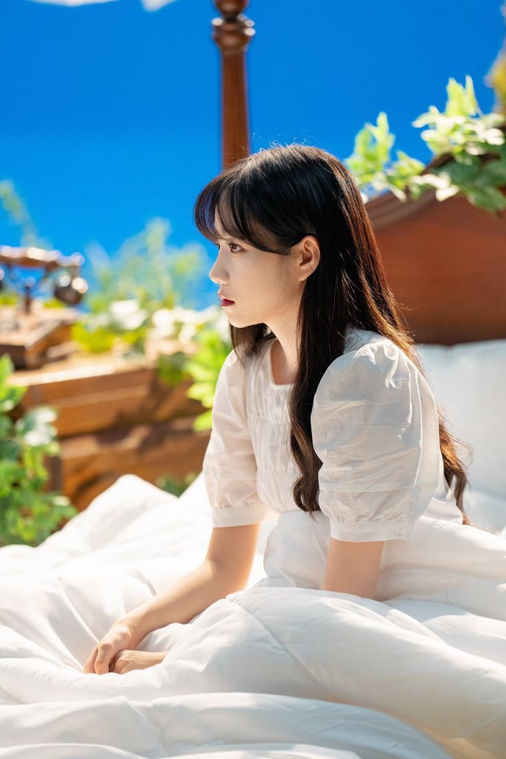 ssungmelionss's tweet photo. #glaries #cinderbyeol fantasy prompt!

"Is he really loves me?" Shes asked

"A lot" answered the man

And she start asking again

"Then why he's never come?"

"The King have to protect their people, Young Lady" https://t.co/m1QW04RAXB