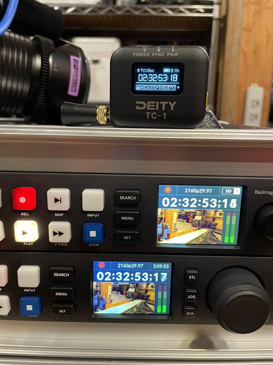 TimecodeLab's tweet photo. 真夜中のタイムコードチェック。
DEITY TC-1 から、BMD HyperDeck Studio 4K Pro -> HyperDeck Studio HD Plus とTCをスルー。
問題なく同期している模様!
https://t.co/R2LgRSo1y1
#DEITY #TC1
#BMD #HyperDeckStudio
#タイムコード https://t.co/1HMVvtbV2q