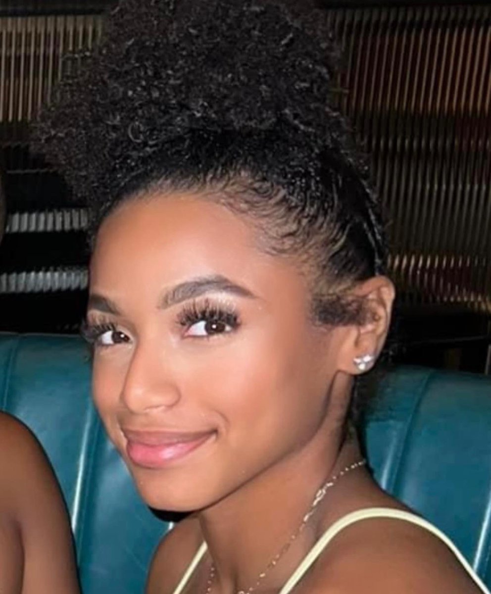 1AngieMarie's tweet photo. Happy 20th birthday to my little one, Oriana! 💋🥰 https://t.co/A5bE7Zx5Pr