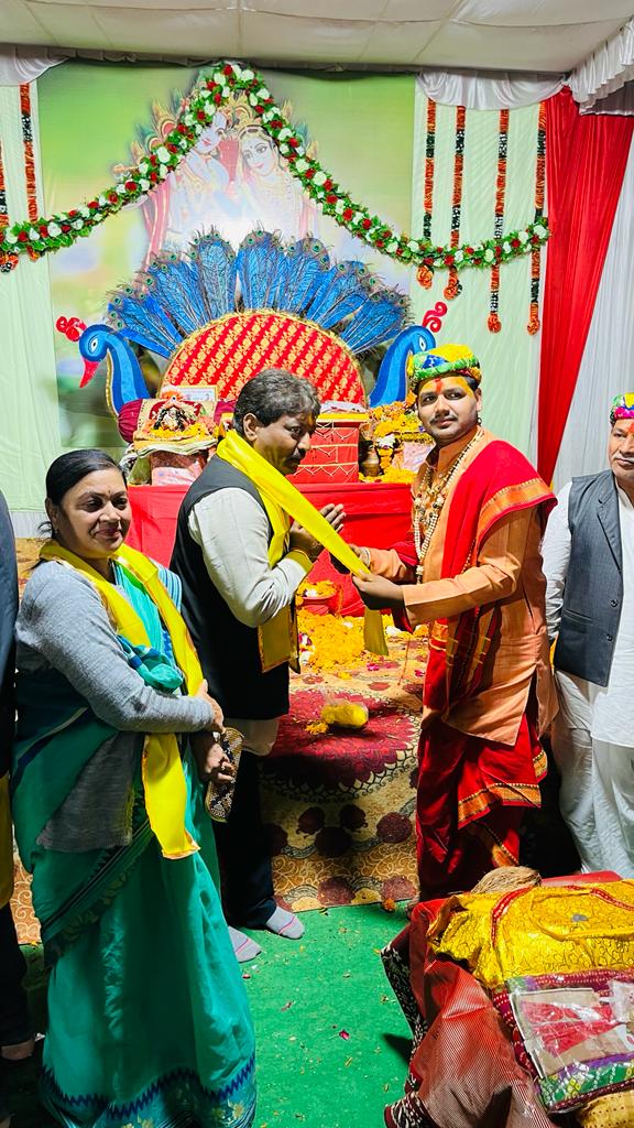 Rajendra__bjp's tweet photo. आज खरगोन में श्रीकृष्ण कुंज कालोनी में आयोजित श्रीमद् भागवत महापुर��ण के समापन अवसर पर उपस्थित होकर पूजनीय महाराज अभिवादन कर आशीर्वाद प्राप्त किया।
@BJP4MP @vdsharmabjp @HitanandSharma https://t.co/VwwfkJ6dBU