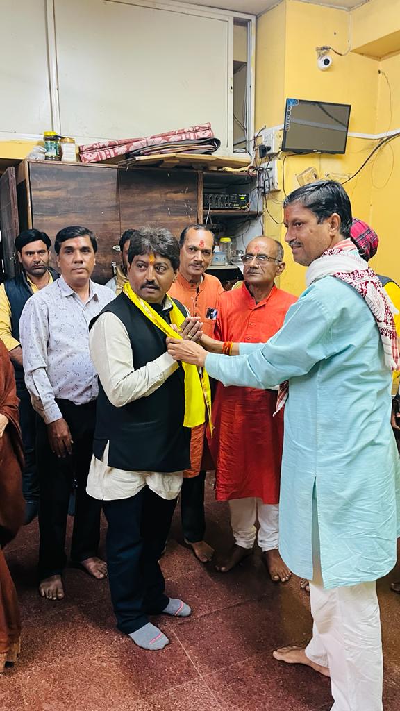 Rajendra__bjp's tweet photo. आज खरगोन में श्रीकृष्ण कुंज कालोनी में आयोजित श्रीमद् भागवत महापुर��ण के समापन अवसर पर उपस्थित होकर पूजनीय महाराज अभिवादन कर आशीर्वाद प्राप्त किया।
@BJP4MP @vdsharmabjp @HitanandSharma https://t.co/VwwfkJ6dBU