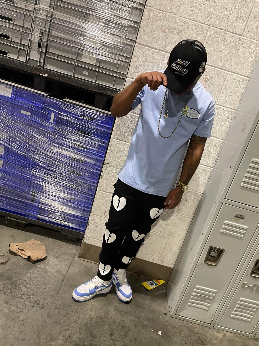 _DontaviousH_'s tweet photo. I'm the Biggest just did 4 years now I'm back to kill em Pop it Every chance I get I'm really him Free Da guys #QuarterMil Daplug https://t.co/dVdOqIbky6