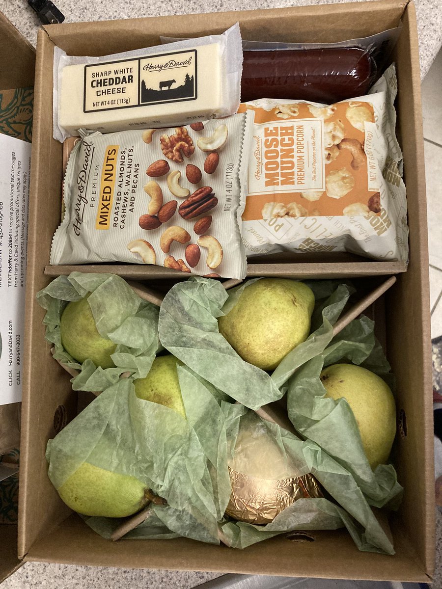 bittersidesweet's tweet photo. When @HarryandDavid makes it right and sends a new gift box! Thanks so much!! 🙌🙌 https://t.co/dZapR5RajC