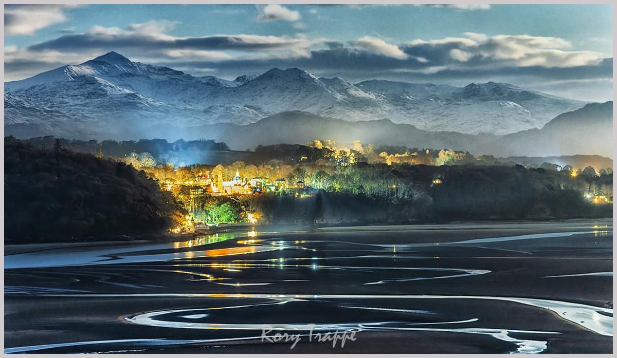 Hello @PhilipPullman 🦉 Here’s a breathtaking painting of Portmeirion against the majesty of Eryri. The place where I am convinced Cittágazze is based in #HisDarkMaterials📚 🎨 @RoryTrappe (I saw it shared somewhere and fell in love with it. Hope you don’t mind me sharing it)