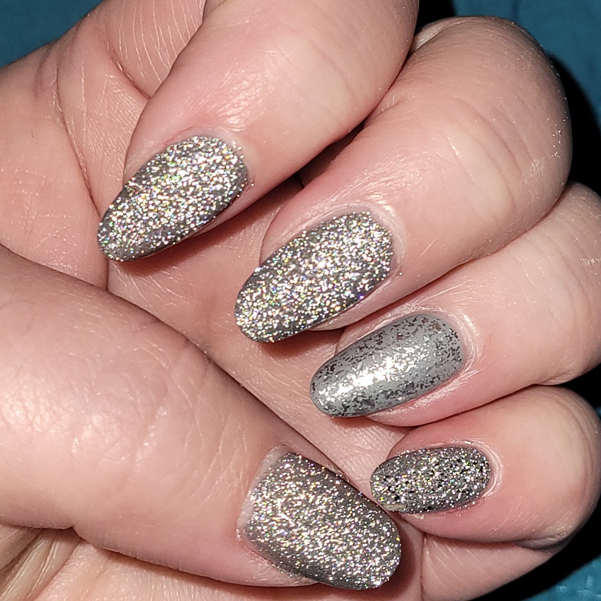 MissieIthi's tweet photo. New Year's mani
@holotaco @nailogical 
#newyearsmani 

All Holo Taco products. https://t.co/3OIIpWtKTp