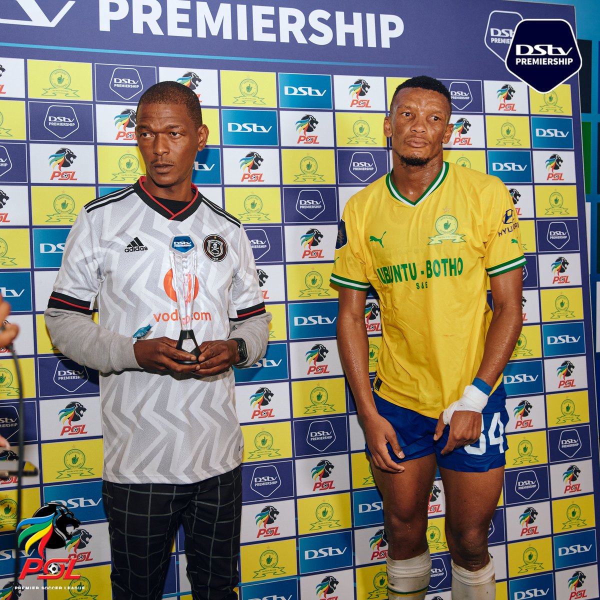 BabizeBonke_ZA's tweet photo. What better way to get the #MyPerfectMatchDayExperience than to hand the best player of the match his award🎖️ https://t.co/wqcpBIM7uT