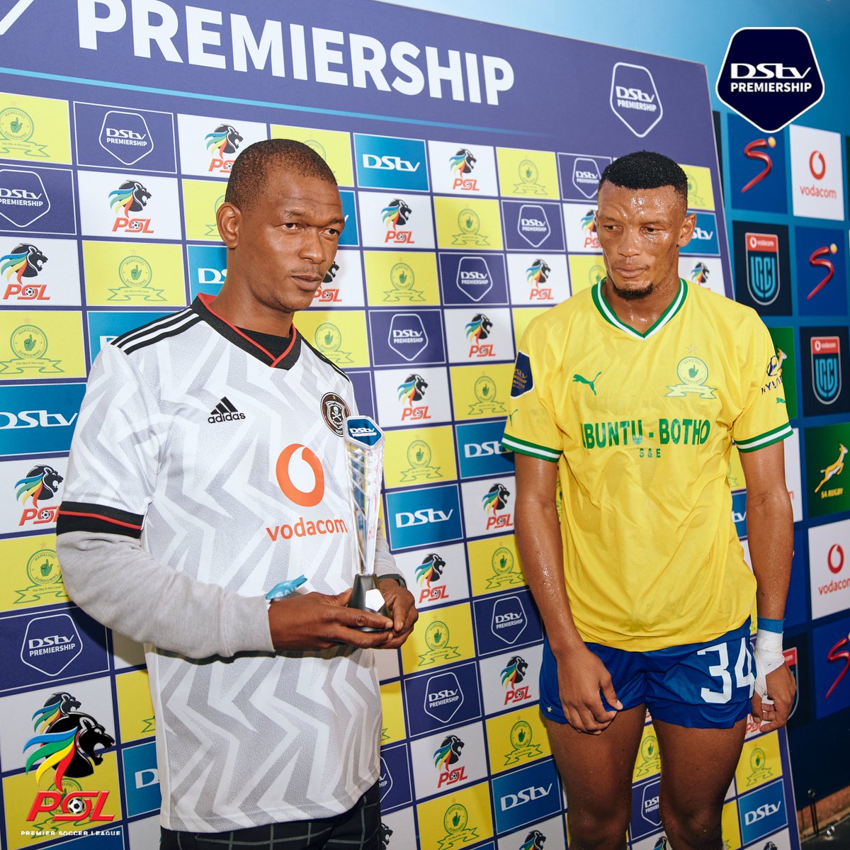 BabizeBonke_ZA's tweet photo. What better way to get the #MyPerfectMatchDayExperience than to hand the best player of the match his award🎖️ https://t.co/wqcpBIM7uT