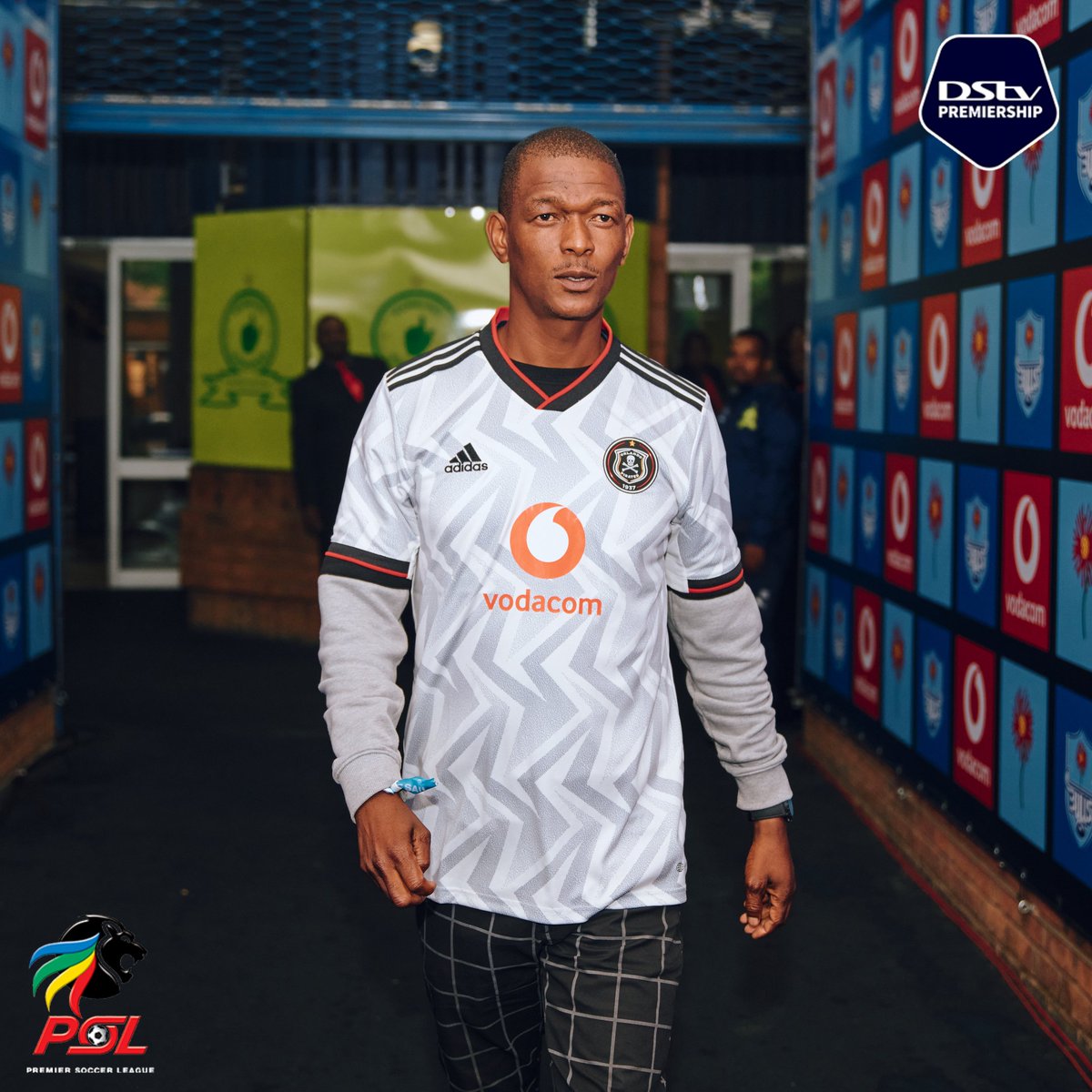 BabizeBonke_ZA's tweet photo. What better way to get the #MyPerfectMatchDayExperience than to hand the best player of the match his award🎖️ https://t.co/wqcpBIM7uT