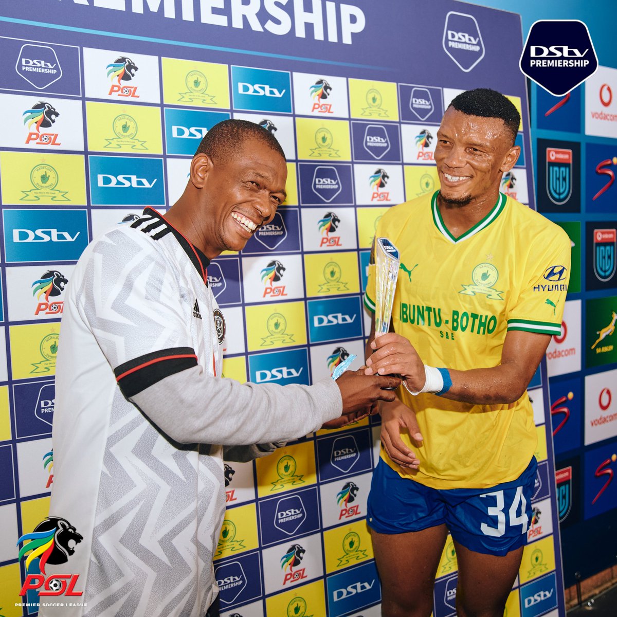 BabizeBonke_ZA's tweet photo. What better way to get the #MyPerfectMatchDayExperience than to hand the best player of the match his award🎖️ https://t.co/wqcpBIM7uT
