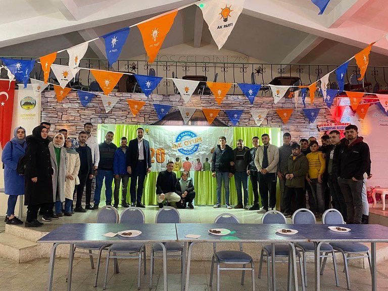 YeniSecmenNigde's tweet photo. 📍Altunhisar

İlk oyum Ak Parti’ye,İlk oyum Erdoğan’a

Gençlikleri kolları başkanımız İbrahim Baloğlu ve Yönetim kurulu üyelerimizle 2023’te ilk kez oy kullanacak birbirinden değerli genç kardeşlerimizle bir araya geldik.🥰 https://t.co/pGXx3UUcr7