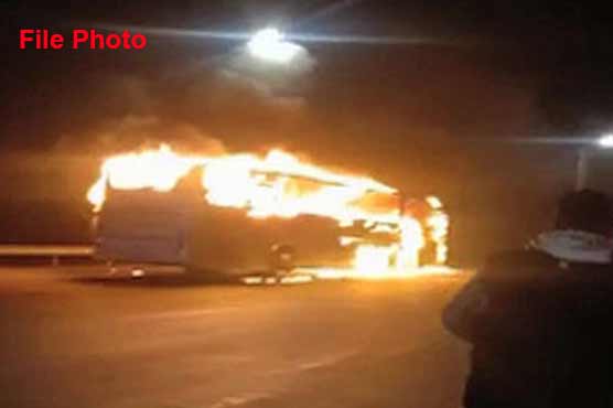DunyaNews's tweet photo. ایم تھری موٹروے پر چلتی بس میں آگ بھڑک اٹھی #Busonfire #M3 #Motorway https://t.co/LOkld0WxE5 https://t.co/0Jhem5k68B