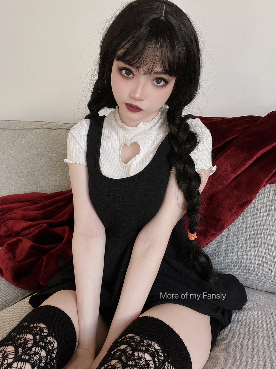Wednesday Addams 🖤 https://t.co/ThROzCr5yD