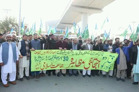 NomanKhalilBhu2's tweet photo. #گوادرکی_پکارسنو
لاہور
گوادر کے ساتھ یک جہتی۔
گوادر والے پانی مانگتے ہیں۔
ملاکنڈ والے امن چاہتے ہیں۔
کراچی والےصفائی مانگتے ہیں۔
پنجاب کے کسان اور سندھ کے ہاری کھاد اور فصل کی قیمت مانگتے ہیں۔ https://t.co/Mk6buxw98m