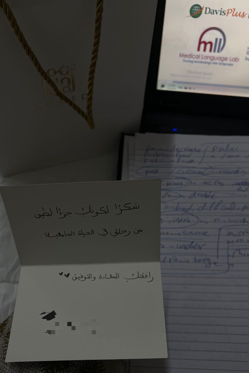 exlii4q's tweet photo. أرجع السكن و وراي كرف فاينلات هالاسبوع، وأحصل الروم ميت حاطتلي هديّه، اههخ يالشعور كيف حلو🥹🥹🥹🤍🤍🤍🤍🤍.تمنو لها التوفيق تراها خرّيجه💓. https://t.co/pTMbqHxsRk