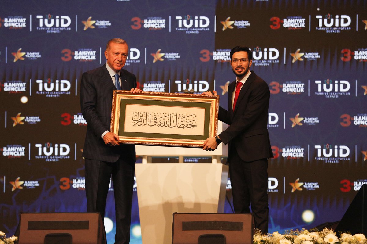 tuiddernegi's tweet photo. Türkiye İlahiyatlar Derneği Genel Başkanımız Sayın Mehmet Salih Turan (@mehmetsalih1802) günün anlam ve önemine binaen tüm ilahiyat gençliği adına Cumhurbaşkanımız Sayın Recep Tayyip Erdoğan’a hediye takdiminde bulundu. 🇹🇷 https://t.co/zZDDs0dLoK
