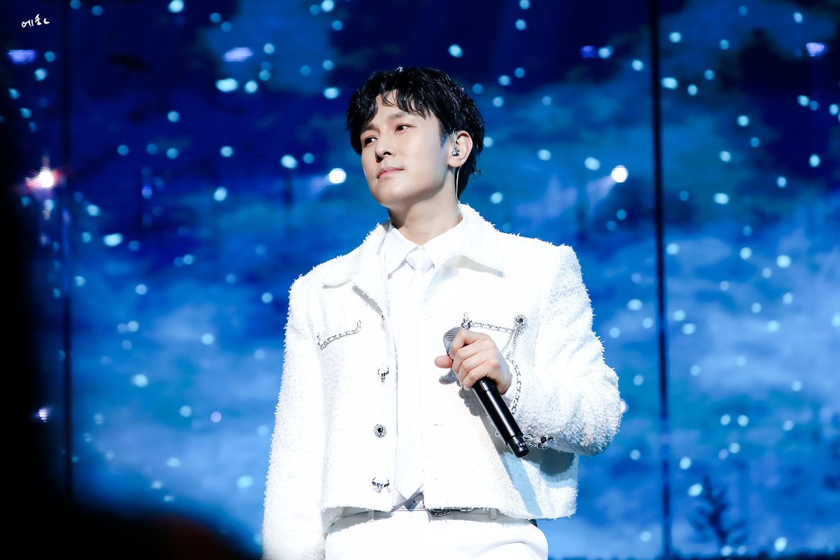 216blackhole's tweet photo. 221230 #신화 WDJ 콘서트

쏟아지는 별처럼,

#김동완 

https://t.co/6vxtIYr5oE
https://t.co/gQyfx1yIvQ
https://t.co/BKLRPQZBnt https://t.co/5HstYjy0AM