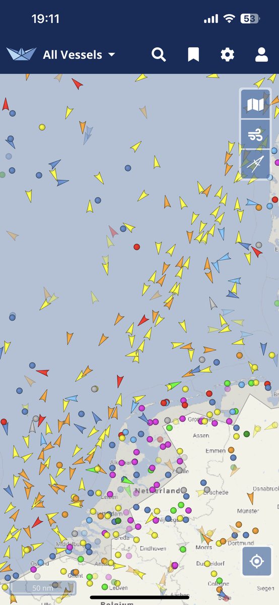 Dagelijks varen er honderden schepen over de Noordzee. Een containerschip heeft een vermogen van 45.000 kw, onze gehele garnalen vloot 200 kotters x 221 kw per schip totaal 44.200KW ter info een cruiseschip heeft 60.000/90.000 FUN!! KW