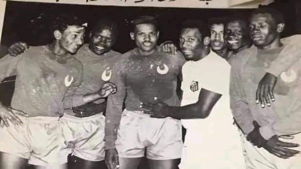صور تاريخية تحكي زيارة بيلية اسطورة الكورة للسودان مع فريقه سانتوس و لعب مع الهلال السوداني. الله يرحم ملك الكورة بيلية 
Historical potos of Pele . In 20 / Feb/  1973 .
When his team visit sudan and the game was . Hilal × santos 
Vanu: alhilal stadium 
Omdurman