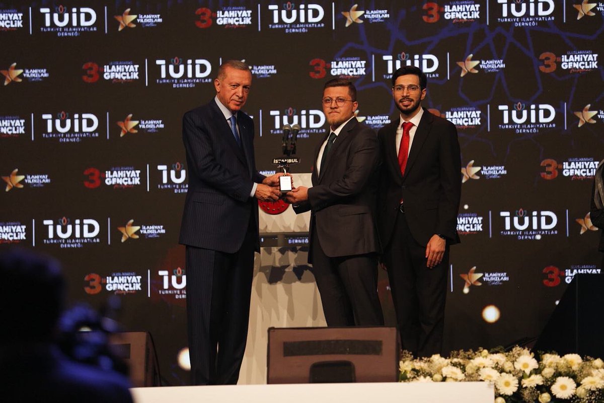 tuiddernegi's tweet photo. İlahiyat Yıldızları Ödülleri sahiplerini buldu. ✔️

3 farklı kategoride gerçekleşen yarışmanın kazananları, ödüllerini Cumhurbaşkanımız Sayın Recep Tayyip Erdoğan’ın elinden aldı. 💫 https://t.co/8jRUtmHRkI