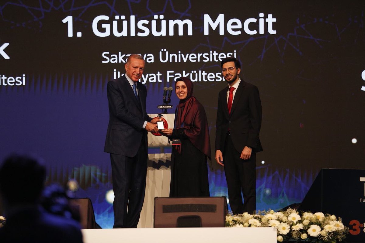 tuiddernegi's tweet photo. İlahiyat Yıldızları Ödülleri sahiplerini buldu. ✔️

3 farklı kategoride gerçekleşen yarışmanın kazananları, ödüllerini Cumhurbaşkanımız Sayın Recep Tayyip Erdoğan’ın elinden aldı. 💫 https://t.co/8jRUtmHRkI