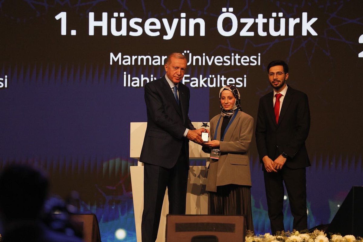 tuiddernegi's tweet photo. İlahiyat Yıldızları Ödülleri sahiplerini buldu. ✔️

3 farklı kategoride gerçekleşen yarışmanın kazananları, ödüllerini Cumhurbaşkanımız Sayın Recep Tayyip Erdoğan’ın elinden aldı. 💫 https://t.co/8jRUtmHRkI