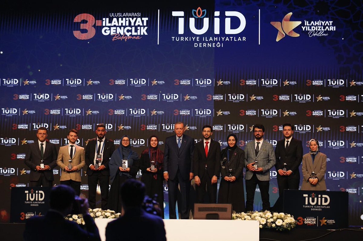 tuiddernegi's tweet photo. İlahiyat Yıldızları Ödülleri sahiplerini buldu. ✔️

3 farklı kategoride gerçekleşen yarışmanın kazananları, ödüllerini Cumhurbaşkanımız Sayın Recep Tayyip Erdoğan’ın elinden aldı. 💫 https://t.co/8jRUtmHRkI