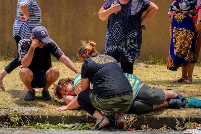 MDNnewss's tweet photo. A Gauteng mother Rosetta Brits lost her five children on Saturday during the Boksburg gas tanker explosion.

Rosetta found her children lying on the grass, with three of them found dead on the scene. 

#BoksburgExplosion #MDNnews https://t.co/OebehkEQHc