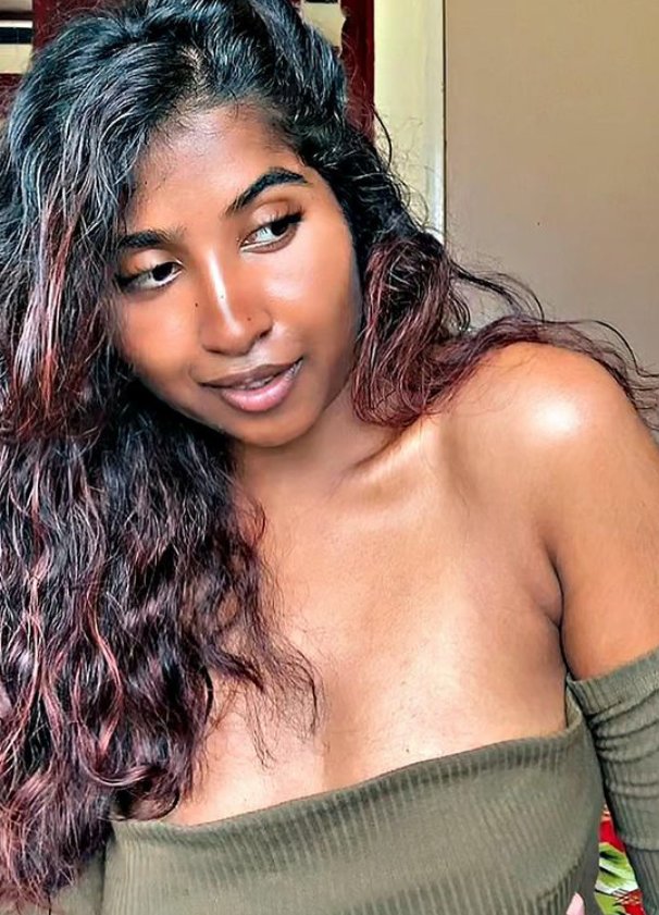 ArtzoneZone's tweet photo. how many u think when th top will pull down then it get huddled by erected nipples of mine
#withoutbra https://t.co/a16eMhPaUc