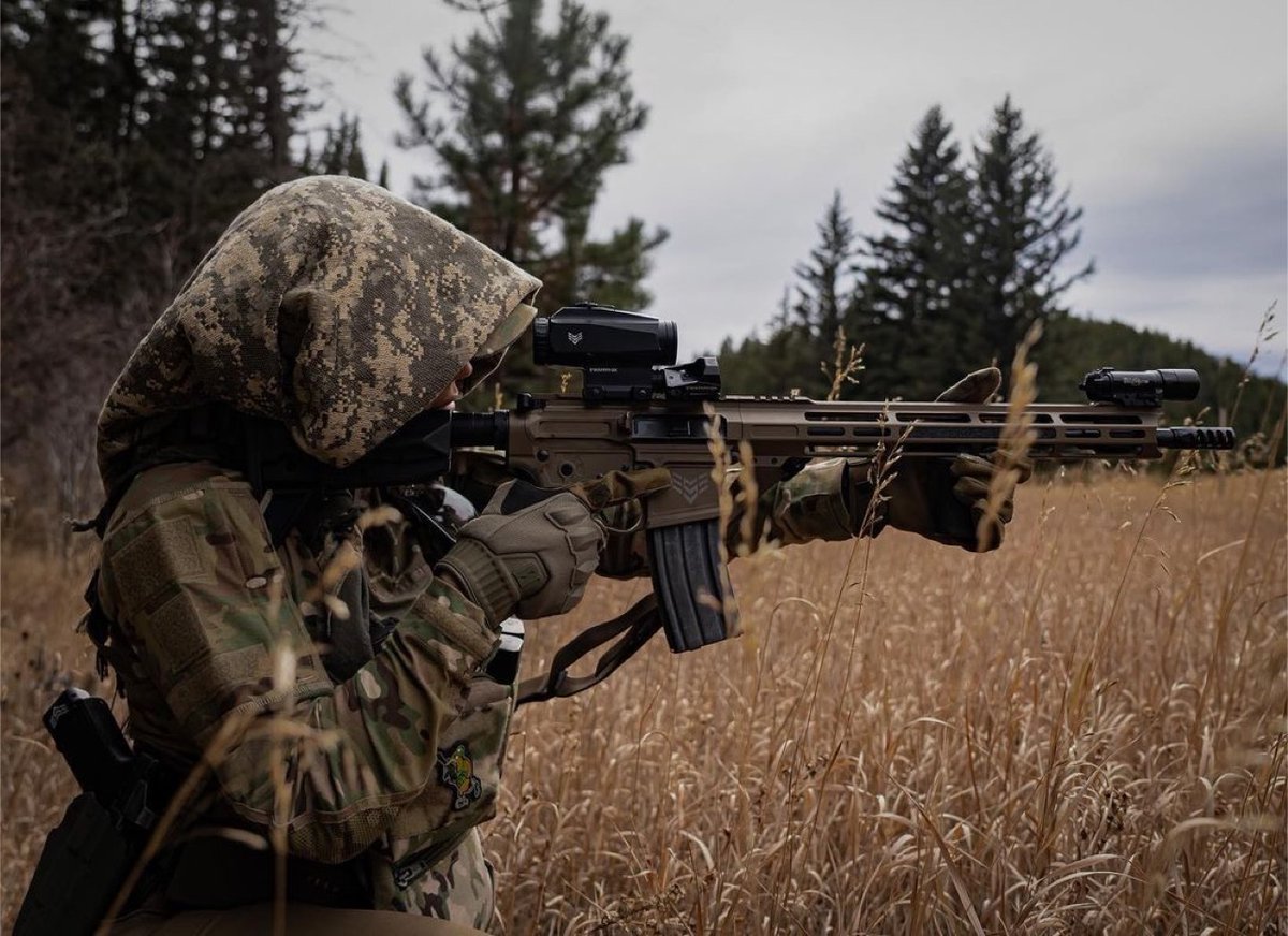 BlackWolfTexas's tweet photo. Blend in enough that they don’t see your next move.
•
•
•
🔥📸 by • @baby_yota_
•
-
#blackwolftactical #sbtactical #bravocompanyusa #multicampattern #danieldefense #palmettostatearmory #triplejarmory #geissele #tactical #tacticalgear #esstac #magpul #rifle #ar15 https://t.co/2ADsWsQfki