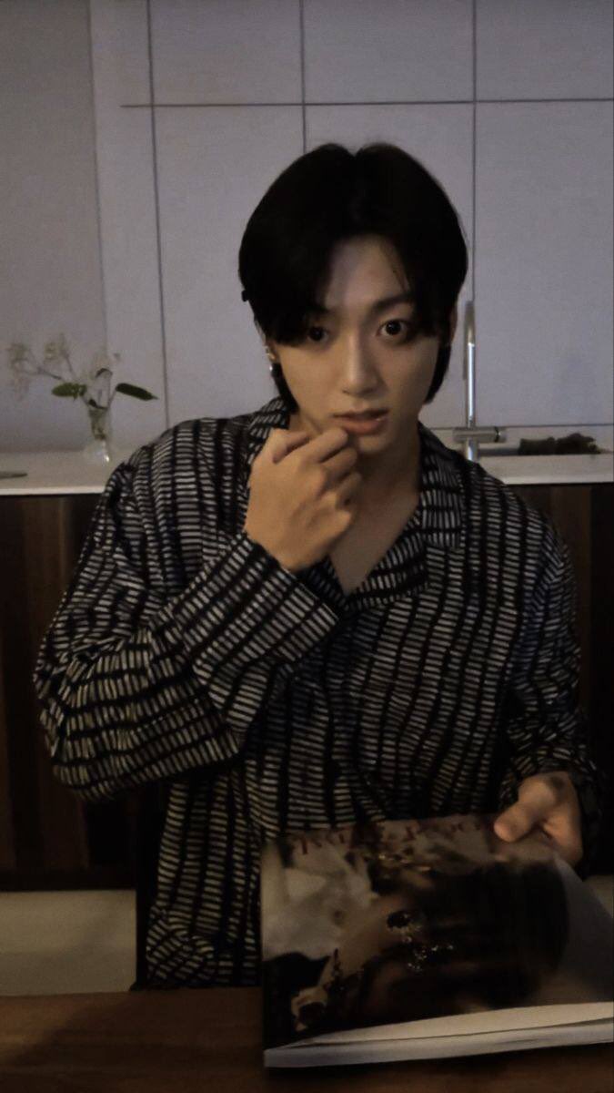 _taaegguk__'s tweet photo. #kookv ау, в котором Тэхён — помощник Санты, который из-за своего любопытства залез в сани перед отправкой, а после случайно попал в Нью-Йорк, где потерялся, а Чонгук — серьёзный репер, который не верит во всяких эльфов, помощников, волшебные сани, а уж тем более в Санта Клауса. https://t.co/Dj6uu9iXCE