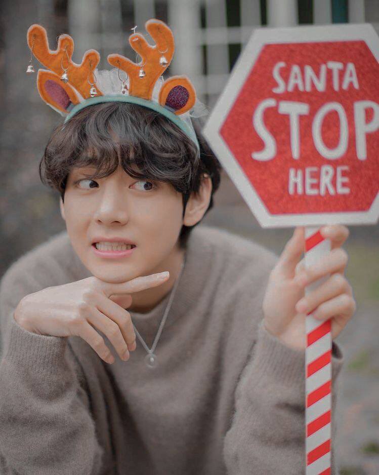 _taaegguk__'s tweet photo. #kookv ау, в котором Тэхён — помощник Санты, который из-за своего любопытства залез в сани перед отправкой, а после случайно попал в Нью-Йорк, где потерялся, а Чонгук — серьёзный репер, который не верит во всяких эльфов, помощников, волшебные сани, а уж тем более в Санта Клауса. https://t.co/Dj6uu9iXCE