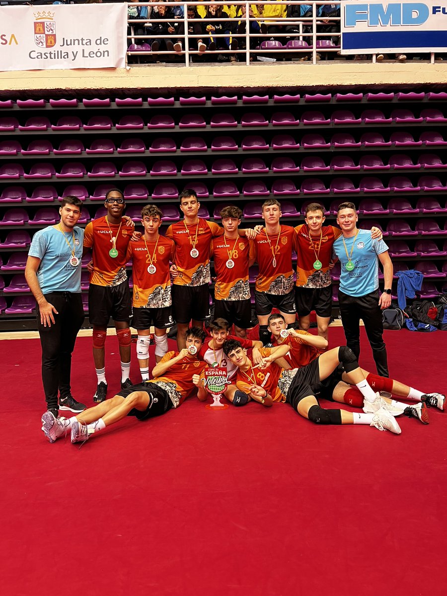 danivalde9's tweet photo. La mejor forma de acabar el año 
🏆🇪🇸
@CVHervasCu @CopaEspanaVB https://t.co/BVWLA7rY9W