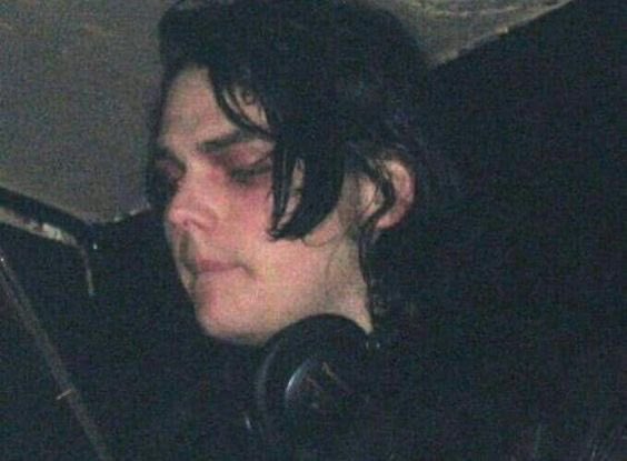 hamtuud's tweet photo. a quick reminder that these pics were taken while gerard was djing at a club in london in 2005, and there is a playlist of everything he played that night on spotify ,,, https://t.co/lMXhPS6kv5