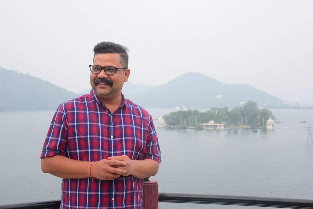 Krmundiyar's tweet photo. #राजस्थान_पत्रिका के राज्य सम्पादक #श्री_अमित_वाजपेयी जी को #जन्मदिन की अपार शुभकामनाएं और बधाई 💐💐🎉🎉🎊
 #HappyBirthday #31December #congratulations 
@amitvajpayee https://t.co/s0XaSCkmhk